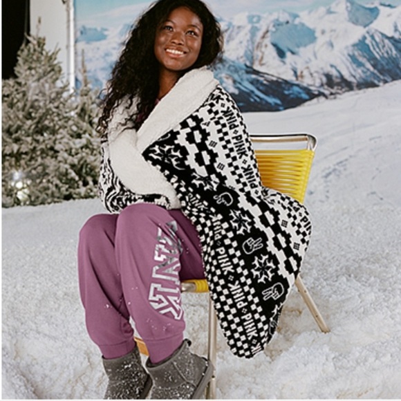 🔥VS Pink super soft fair isle sherpa blanket NWT - Picture 5 of 7